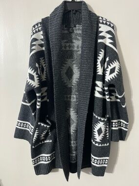 Tahari Tribal Aztec Geometric Gray and White Knit Open Sweater Cardigan. Sz XS